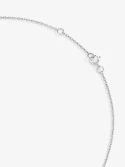 Colgante de oro blanco de 18K con zafiro azul en talla brillante de 0,23 cts y orla de 10 diamantes en talla brillante con un total de 0,07 cts