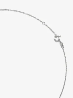 Colgante de oro blanco de 18K con peridoto verde en talla pera de 2,58 cts y 33 diamantes en talla brillante con un total de 0,36 cts