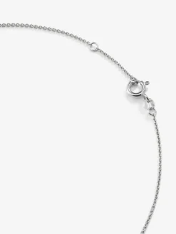 Colgante de oro blanco de 18K con 5 perlas akoya de 4 y 5mm y 16 diamantes blancos en talla brillante con un total de 0,22
