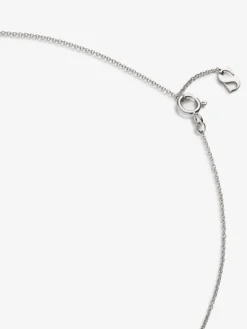 Colgante de oro blanco de 18K con diamante central en talla brillante de 0,1 cts y 12 diamantes en talla brillante con un total de 0,15 cts