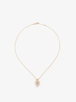 Colgante de oro blanco y rosa de 18K con 9 zafiros rosas en talla brillante con un total de 0,1 cts, 46 diamantes blancos en talla brillante con un total de 0,18 cts y 18 diamantes marrones en talla brillante con un total de 0,08 cts