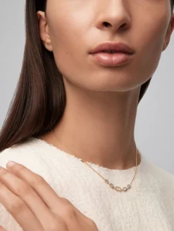Colgante de oro blanco y amarillo de 18K con diamantes blancos en talla brillante de 0,11 cts