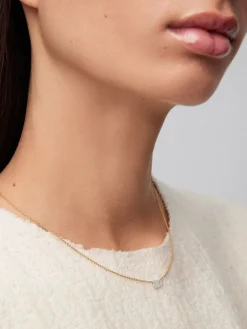 Colgante de oro blancoy amarillo de 18K con diamantes blancos en talla brillante de 0,06 cts