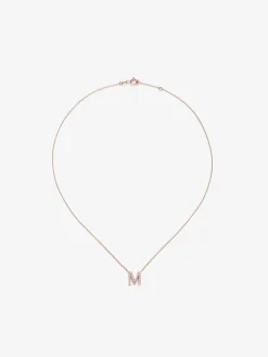 Colgante de oro rosa de 18K con letra M y 16 diamantes en talla brillante con un total de 0,07 cts