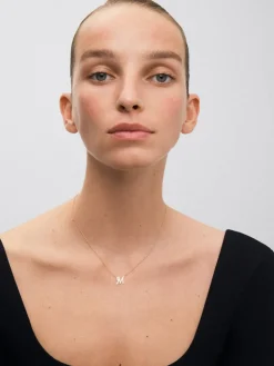 Colgante de oro rosa de 18K con letra M