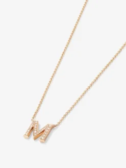 Colgante de oro rosa de 18K con letra M y 16 diamantes en talla brillante con un total de 0,07 cts