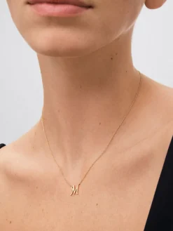 Colgante de oro rosa de 18K con letra M