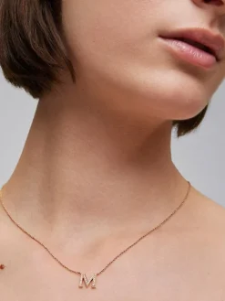 Colgante de oro rosa de 18K con letra M y 16 diamantes en talla brillante con un total de 0,07 cts