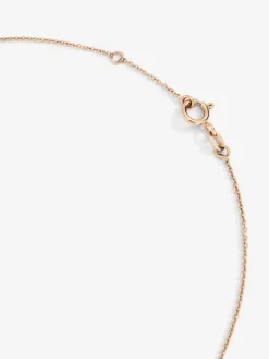Colgante de oro rosa de 18K con letra M y 16 diamantes en talla brillante con un total de 0,07 cts