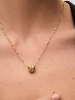 Colgante gallonado de oro blanco y amarillo de 18K con pavé de diamantes en talla brillante con un total de 0,19 cts