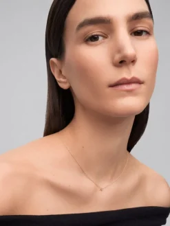 Colgante solitario de oro amarillo de 18K con diamante blanco en talla brillante de 0,1 cts