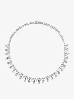 Collar rivière de oro blanco de 18K con 25 aguamarinas azules en talla pera con un total de 8,33 cts, 39 en talla brillante con un total de 5,868 cts y 103 diamantes en talla brillante con un total de 3,82 cts