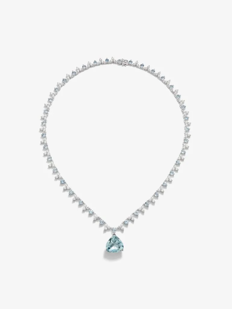 Collar rivière de oro blanco de 18K con aguamarina en talla pera de 5,88 cts,38 aguamarinas en talla brillante con un total de 5,41 cts y 114 diamantes en talla brillante con un total de 6,27 cts