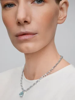 Collar rivière de oro blanco de 18K con aguamarina en talla pera de 5,88 cts,38  aguamarinas en talla brillante con un total de 5,41 cts y 114 diamantes en talla brillante con un total de 6,27 cts