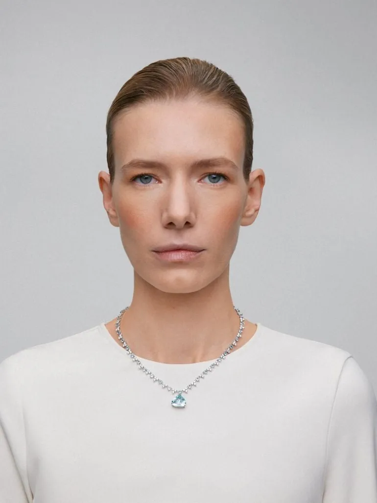Collar rivière de oro blanco de 18K con aguamarina en talla pera de 5,88 cts,38 aguamarinas en talla brillante con un total de 5,41 cts y 114 diamantes en talla brillante con un total de 6,27 cts