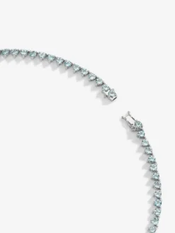 Collar rivière de oro blanco de 18K con 25 aguamarinas azules en talla pera con un total de 8,33 cts, 39 en talla brillante con un total de 5,868 cts y 103 diamantes en talla brillante con un total de 3,82 cts