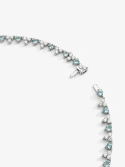 Collar rivière de oro blanco de 18K con aguamarina en talla pera de 5,88 cts,38 aguamarinas en talla brillante con un total de 5,41 cts y 114 diamantes en talla brillante con un total de 6,27 cts