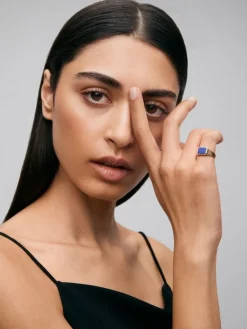 18k yellow gold medium signet ring with lapis lazuli