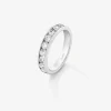 Media alianza de oro blanco de 18K con 12 diamantes en talla brillante con un total de 0,88 cts