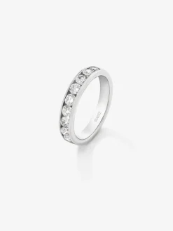 Media alianza de oro blanco de 18K con 12 diamantes en talla brillante con un total de 0,88 cts