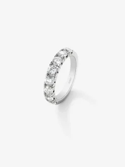 Media alianza de oro blanco de 18K con 8 diamantes en talla brillante con un total de 1,23 cts