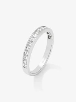 Media alianza de oro blanco de 18K con 20 diamantes en talla princesa con un total de 0,62 cts