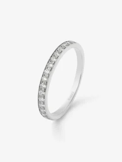 Media alianza de oro blanco de 18K con 16 diamantes en talla brillante con un total de 0,22 cts