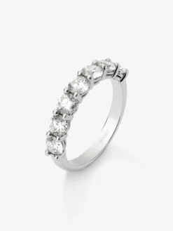 Media alianza de oro blanco de 18K con 8 diamantes en talla brillante con un total de 1,6 cts