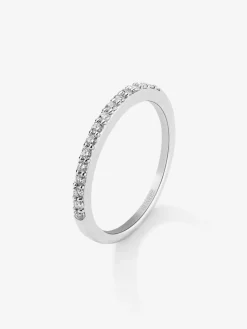 Media alianza de oro blanco de 18K con 16 diamantes en talla brillante con un total de 0,21 cts