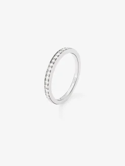 Media alianza de oro blanco de 18K con 11 diamantes en talla brillante con un total de 0,6 cts