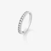 Media alianza de oro blanco de 18K con 13 diamantes en talla brillante con un total de 0,67 cts