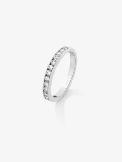 Media alianza de oro blanco de 18K con 13 diamantes en talla brillante con un total de 0,67 cts