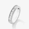 Media alianza de oro blanco de 18K con 27 diamantes en talla baguette con un total de 0,77 cts