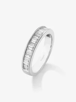 Media alianza de oro blanco de 18K con 27 diamantes en talla baguette con un total de 0,77 cts