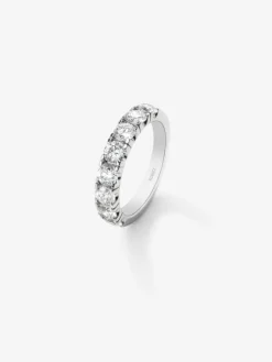 Media alianza de oro blanco de 18K con 8 diamantes en talla brillante con un total de 1,02 cts