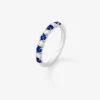 Media alianza de oro blanco de 18K con 5 zafiros azules en talla brillante con un total de 0,39 cts y 4 diamantes en talla brillante con un total de 0,24 cts