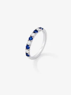 Media alianza de oro blanco de 18K con 5 zafiros azules en talla brillante con un total de 0,39 cts y 4 diamantes en talla brillante con un total de 0,24 cts