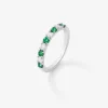 Media alianza de oro blanco de 18K con 5 esmeraldas en talla brillante con un total de 0,28 cts y 4 diamantes en talla brillante con un total de 0,23 cts