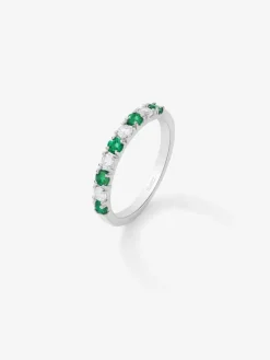 Media alianza de oro blanco de 18K con 5 esmeraldas en talla brillante con un total de 0,28 cts y 4 diamantes en talla brillante con un total de 0,23 cts