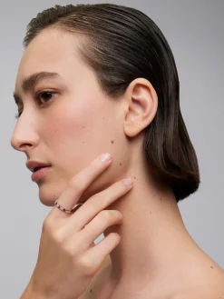 Media alianza de oro blanco de 18K con 5 rub&iacute;es en talla brillante con un total de 0,44 cts y 4 diamantes en talla brillante con un total de 0,26 cts