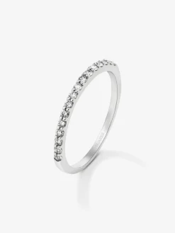 Media alianza de oro blanco de 18K con 16 diamantes en talla brillante con un total de 0,2 cts