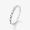 Media alianza de oro blanco de 18K con 15 diamantes en talla brillante con un total de 0,15 cts