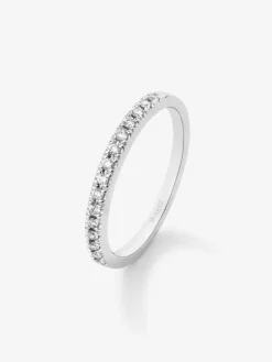 Media alianza de oro blanco de 18K con 15 diamantes en talla brillante con un total de 0,15 cts