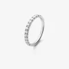 Media alianza de oro blanco de 18K con 13 diamantes en talla brillante con un total de 0,37 cts