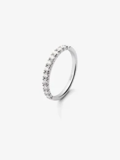 Media alianza de oro blanco de 18K con 13 diamantes en talla brillante con un total de 0,37 cts
