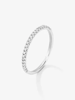 Media alianza de oro blanco de 18K con 23 diamantes en talla brillante con un total de 0,15 cts