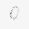 Media alianza de oro blanco de 18K con 13 diamantes en talla brillante con un total de 0,38 cts