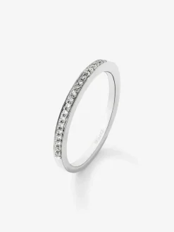 Media alianza de oro blanco de 18K con 24 diamantes en talla brillante con un total de 0,12 cts