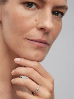 Media alianza de oro blanco de 18K con 14 diamantes en talla princesa con un total de 0,7 cts