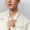 Media alianza de oro blanco de 18K con 13 diamantes en talla princesa con un total de 0,98 cts